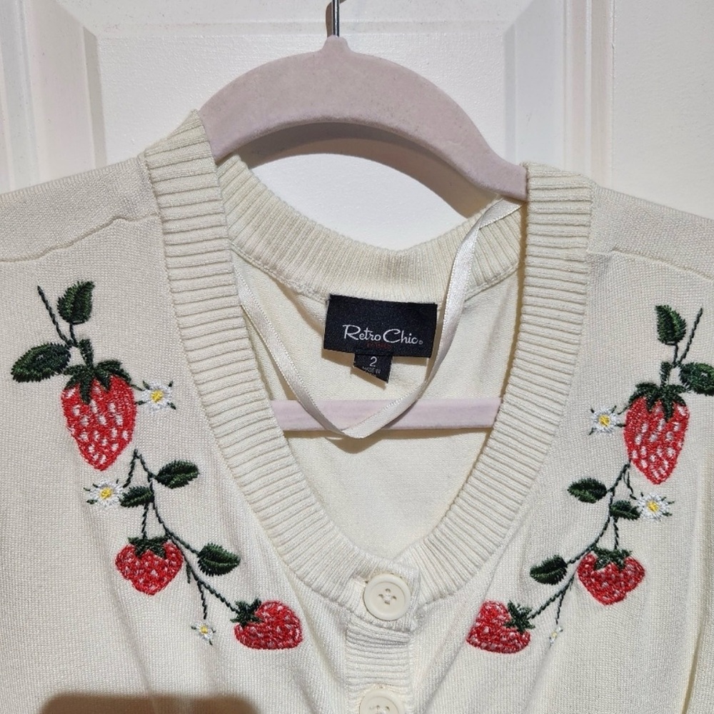 Strawberry and cream cropped retro chic cardigan - Picture 3 of 3